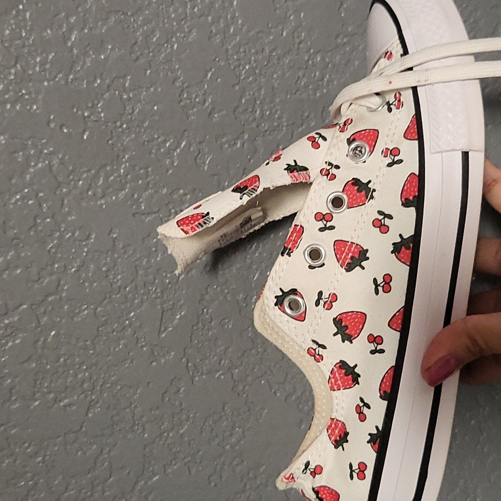 Straberry Converse - Picture 4 of 5